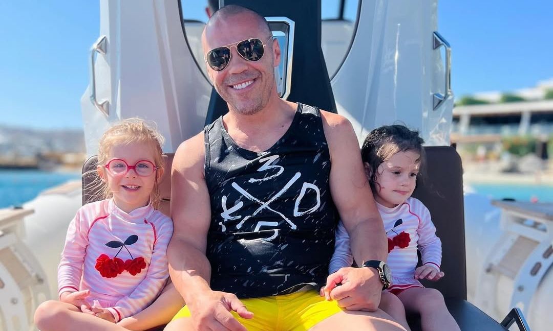 Γενέθλια για τον Ζαμπίδη: Έσβησε τα κεράκια με τις δίδυμες κόρες του – «Έκαναν το βράδυ μαγικό»