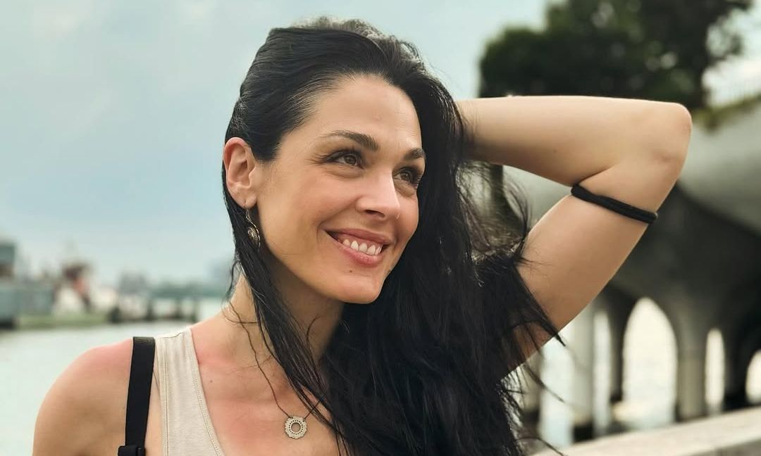 Ιωάννα Τριανταφυλλίδου: Πόζαρε με κόκκινο μπικίνι και baby bump στην παραλία!