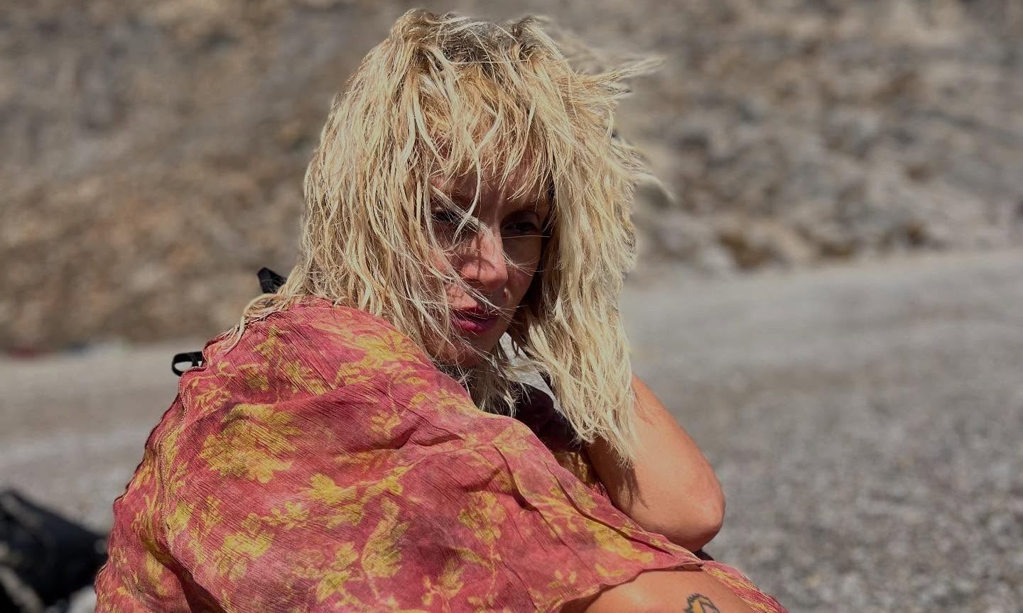 Ελεονώρα Ζουγανέλη: «Σε ξεγυμνώνει. Χωρίς να ρωτά, δίνει απαντήσεις»