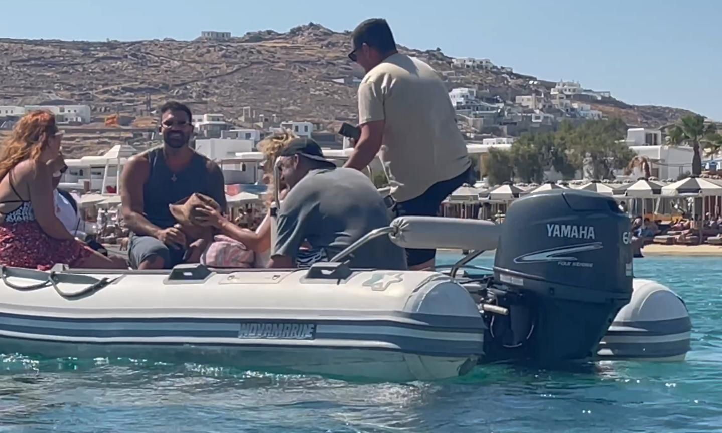 Δημήτρης Αλεξάνδρου: «Πετάχτηκε» με σκάφος μία βόλτα στη Δήλο, από τη Μύκονο!