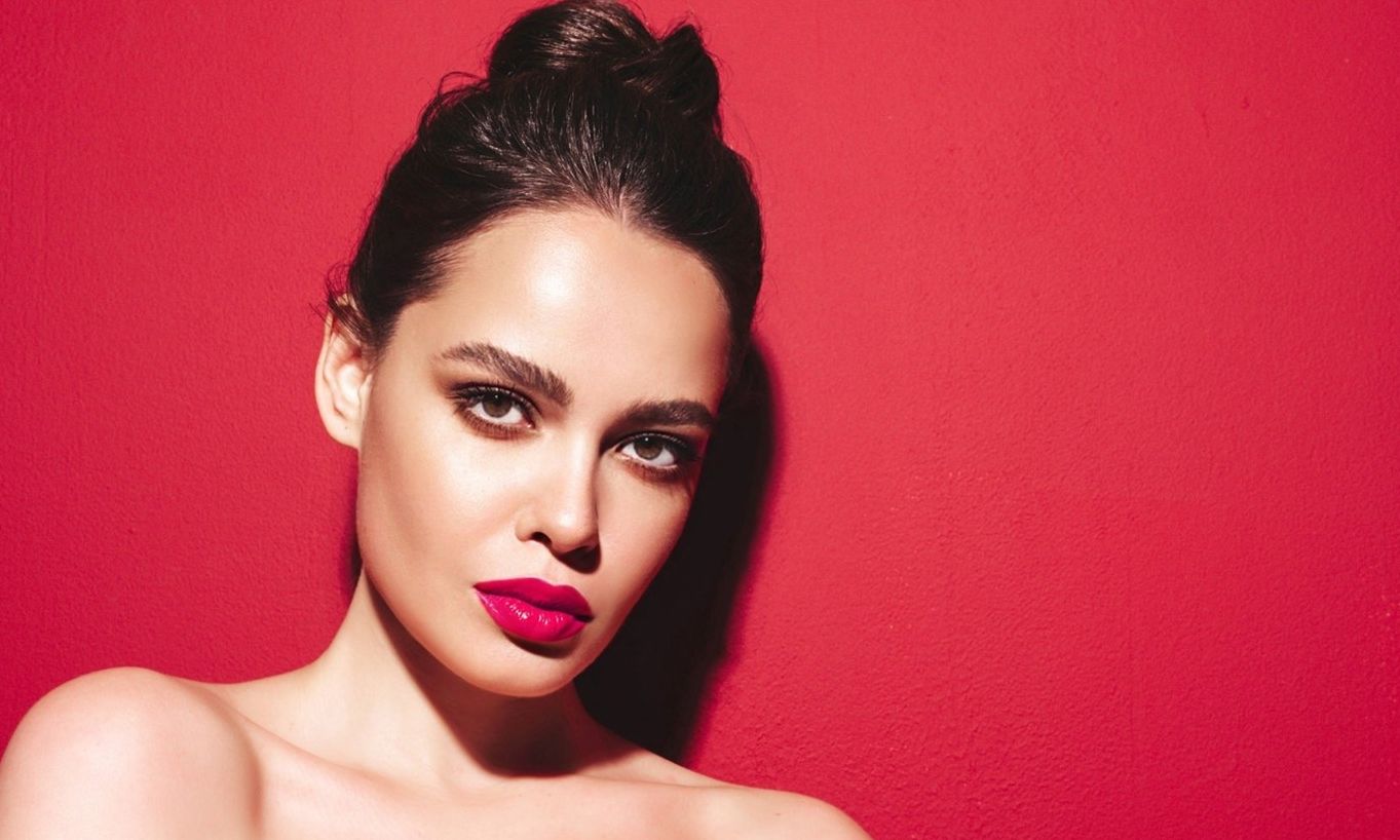 Το μακιγιάζ χειλιών που τραβάει βλέμματα: Τα βήματα για juicy, bold και super σταθερά χείλη