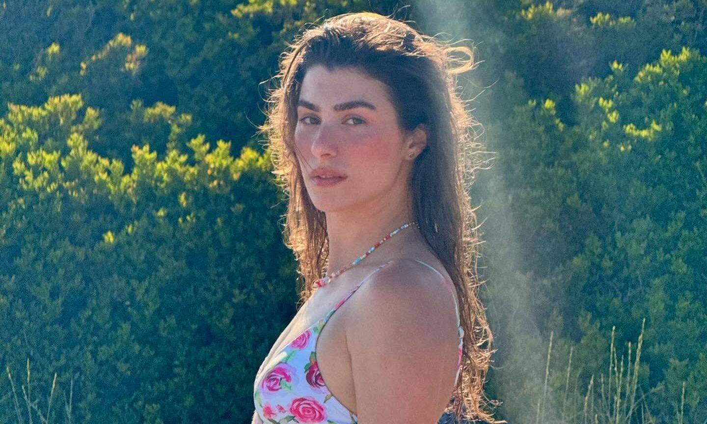 Χρύσα Μιχαλοπούλου: Topless σε μυστική τοποθεσία! Η απίθανη φωτό στα βράχια μόνο με το βιβλίο της