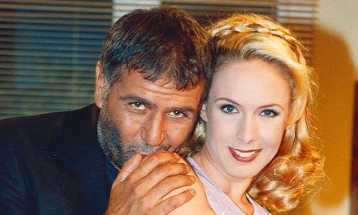 Δύο Ξένοι: Η Ντένη, πανικόβλητη, προσπαθεί να πείσει τον Κωνσταντίνο να…