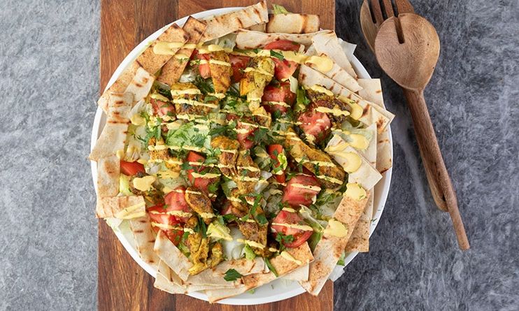 Σαλάτα με κοτόπουλο και ψητές αραβικές πίτες από τον Άκη Πετρετζίκη