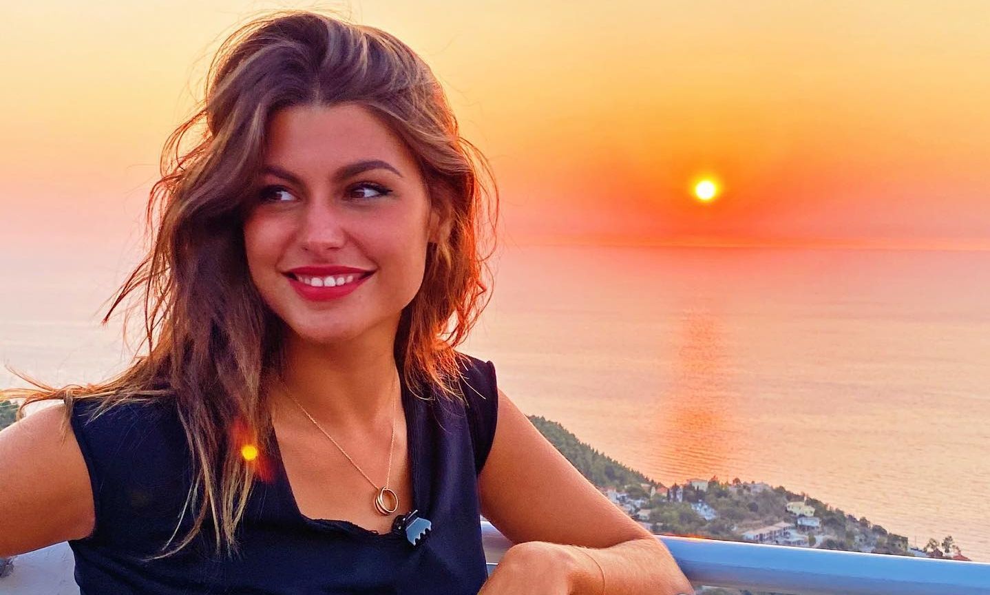 «Είναι χαραγμένες στις αναμνήσεις μου» - Η Δανάη Παππά «σβήνει» το ηλιοβασίλεμα με κατακόκκινο μαγιό