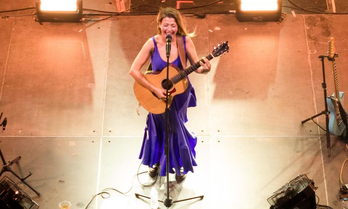 Ιουλία Καραπατάκη: Είναι στην Κρήτη και ποζάρει με το μαγιό της στην παραλία