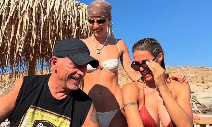 Eros Ramazzotti: Λιάζεται στη Μύκονο με την καλλονή κόρη και την πρώην σύζυγό του