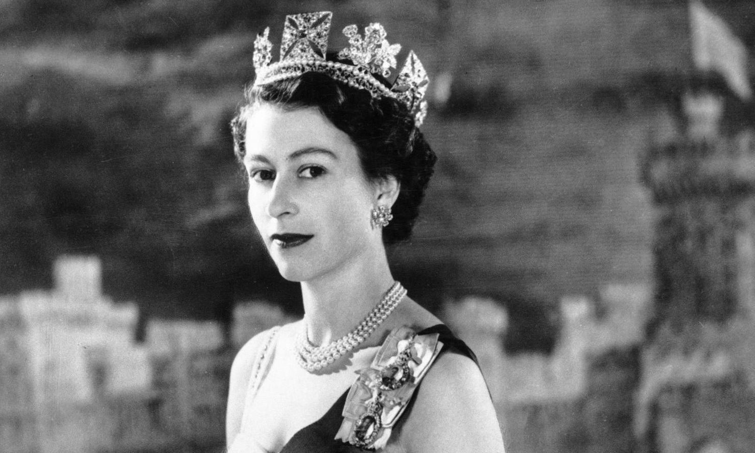 Έκθεση στο Παλάτι του Μπάκιγχαμ για τη μόδα και το στυλ της βασίλισσας Ελισάβετ Β’