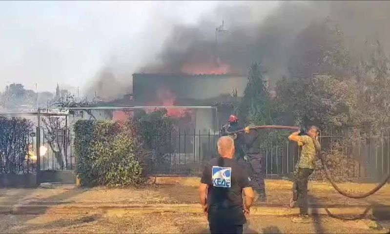 Φωτιά: Εφιαλτικές διαστάσεις σε Αφίδνες, Εύβοια, Κύθηρα και Μεσσηνία - Καίγονται σπίτια στο Κρυονέρι