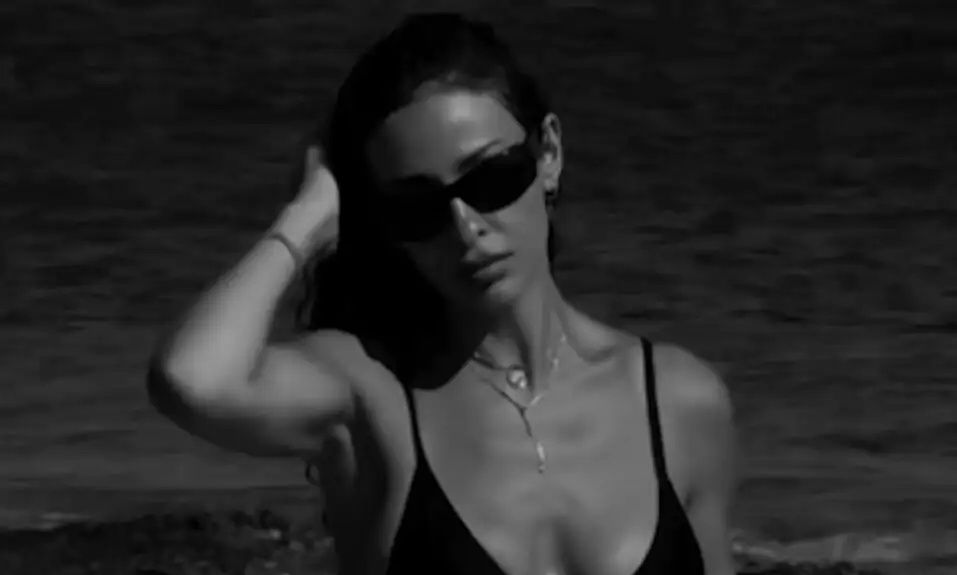 Ελένη Φουρέιρα: Δίνει ραντεβού στην παραλία & προκαλεί «ταραχή» με το αποκαλυπτικό μαύρο μπικίνι της