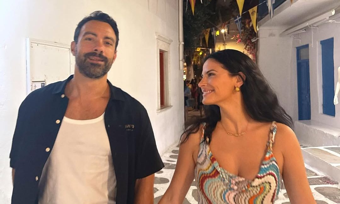 Διακοπών συνέχεια για Τανιμανίδη–Μπόμπα στην Πάρο: Η άφιξη της μητέρας του & η φωτό με Μαυρίδη!