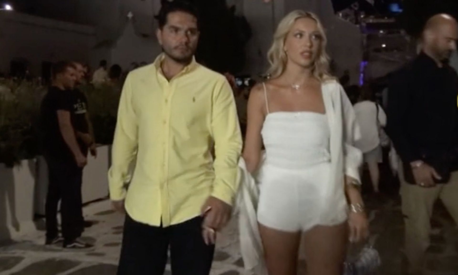 «Ντρέπομαι» - Η στιγμή που οι παπαράτσι «τσάκωσαν» στη Μύκονο Μάστορα-Καληφώνη, χέρι- χέρι!