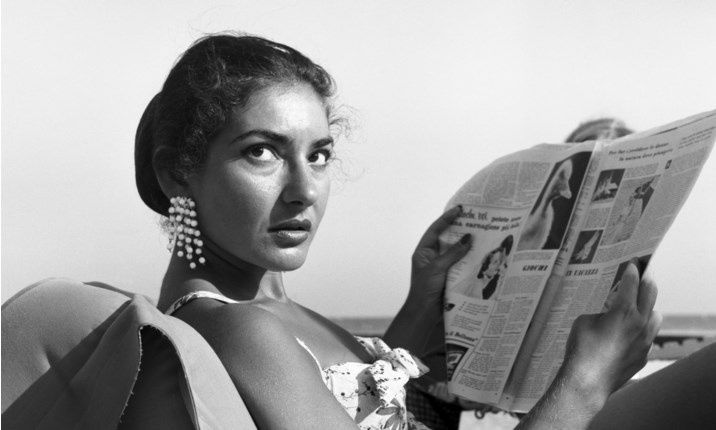 Όταν η Μαρία Κάλλας καθόταν στο μεγαλοπρεπές κρεβάτι της στο διαμέρισμα της στο Παρίσι - Σπάνια φώτο