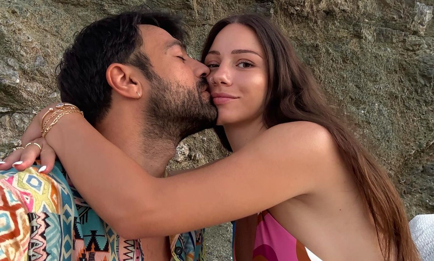 Ανδρέας Γεωργίου: Φιλά τη φουσκωμένη κοιλίτσα της Σιμώνης του στην παραλία