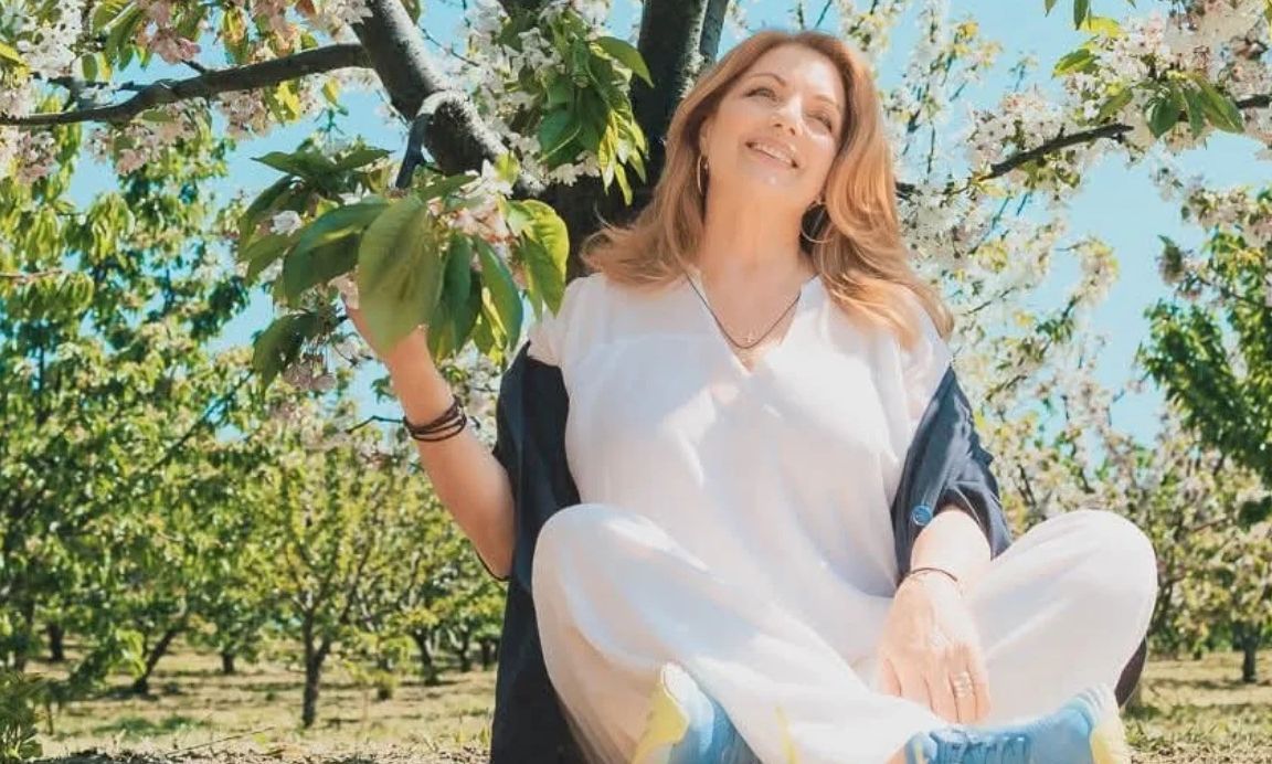 Άντζελα Γκερέκου: Με καφτάνι και χρυσά κοσμήματα στις διακοπές της στις Κυκλάδες