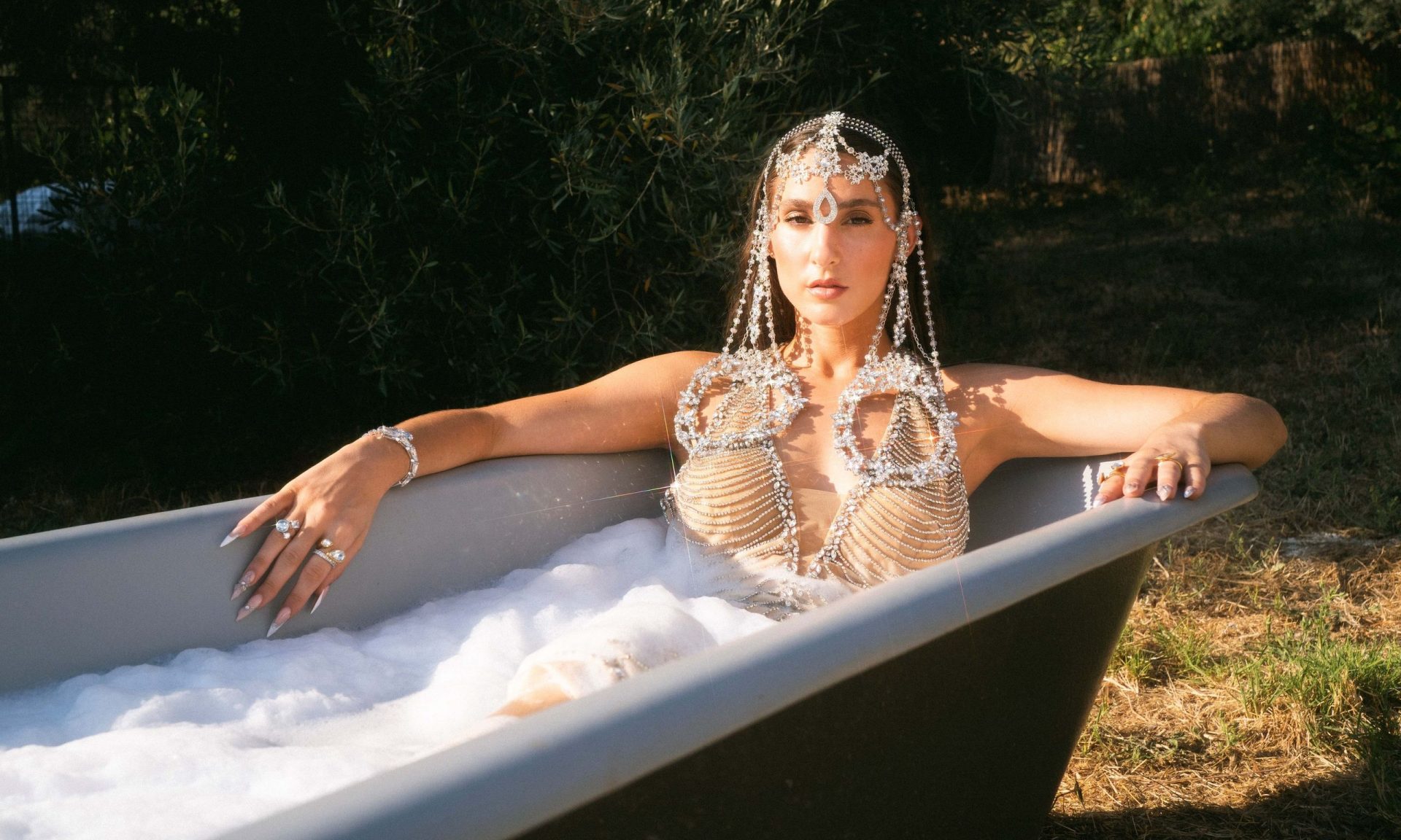 H Evangelia στην αυλή του σπιτιού της γιαγιάς της στην Κρήτη για το Πεπρωμένο Deluxe