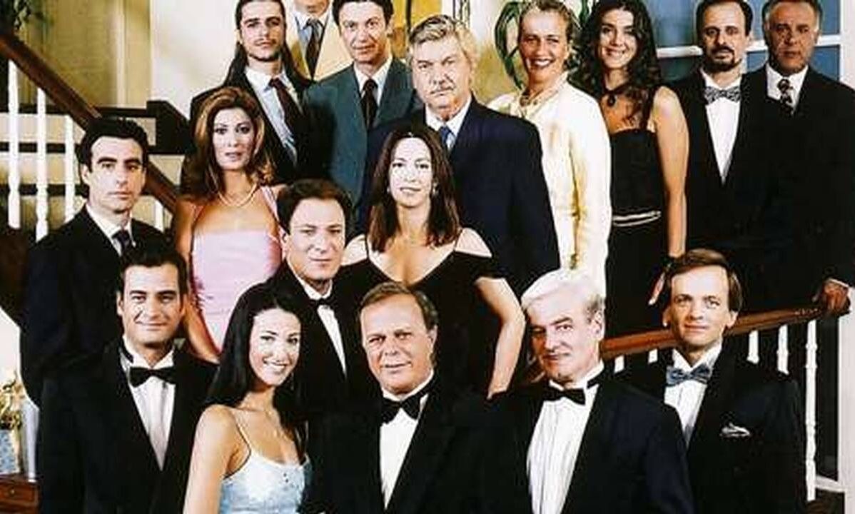 «Η Λάμψη»: Η σειρά-φαινόμενο που κράτησε 14 χρόνια και έγραψε ιστορία στην ελληνική τηλεόραση