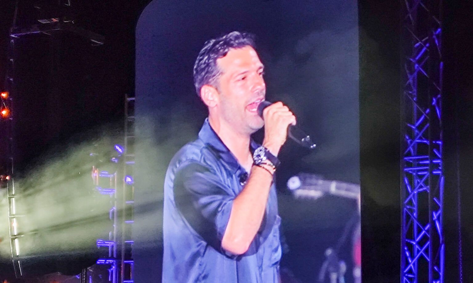 Συγκινημένος ο Αργυρός αφιέρωσε τη συναυλία στη μνήμη του συνεργάτη του & ζήτησε ενός λεπτού σιγή