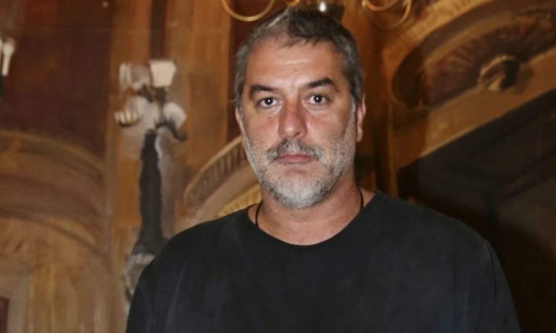 Βασίλης Μπισμπίκης: Στο τμήμα o ηθοποιός–Οι φθορές σε αυτοκίνητα & η εγκατάλειψη του σημείου