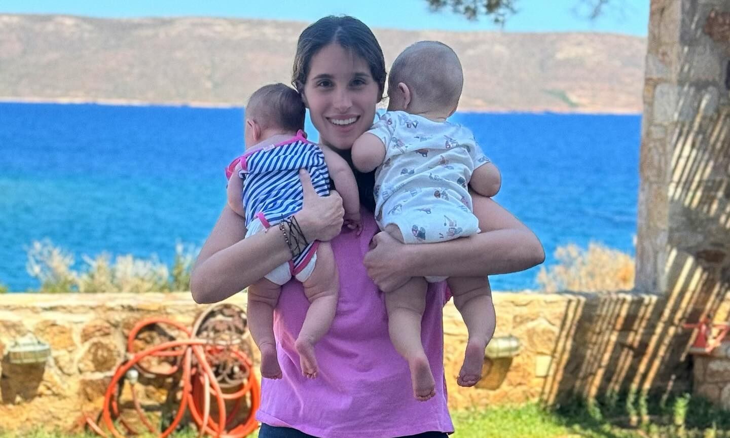 Παυλίνα Βουλγαράκη: Οι πρώτες διακοπές με τη δύο μηνών κόρη της στο εξοχικό της οικογένειας