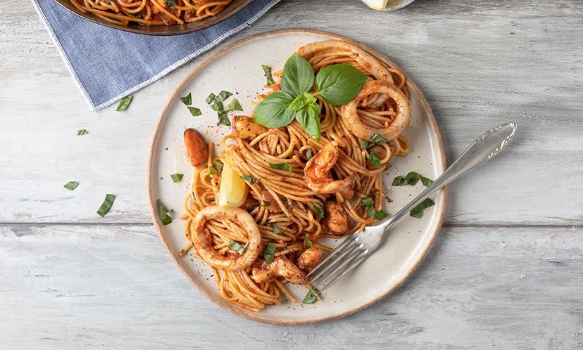 Ελληνική μακαρονάδα με θαλασσινά από τον Άκη Πετρετζίκη!