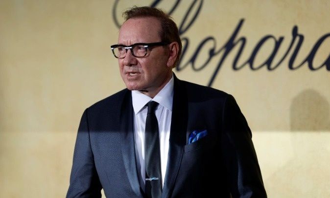 Κέβιν Σπέισι: Εμφάνιση στην Κύπρο σε μια προσπάθεια επιστροφής στην πρώτη γραμμή της δημοσιότητας