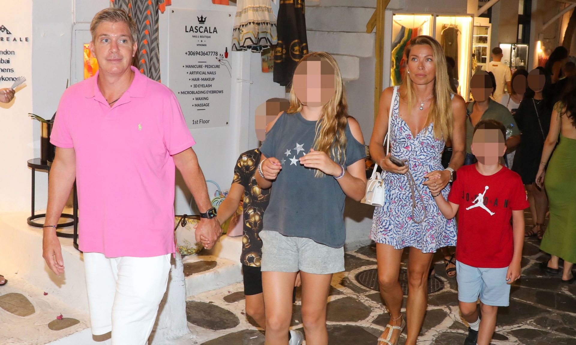 Χρουσαλά-Πατίτσας: Με τα παιδιά τους στα Ματογιάννια - Οι οικογενειακές διακοπές στη Μύκονο.