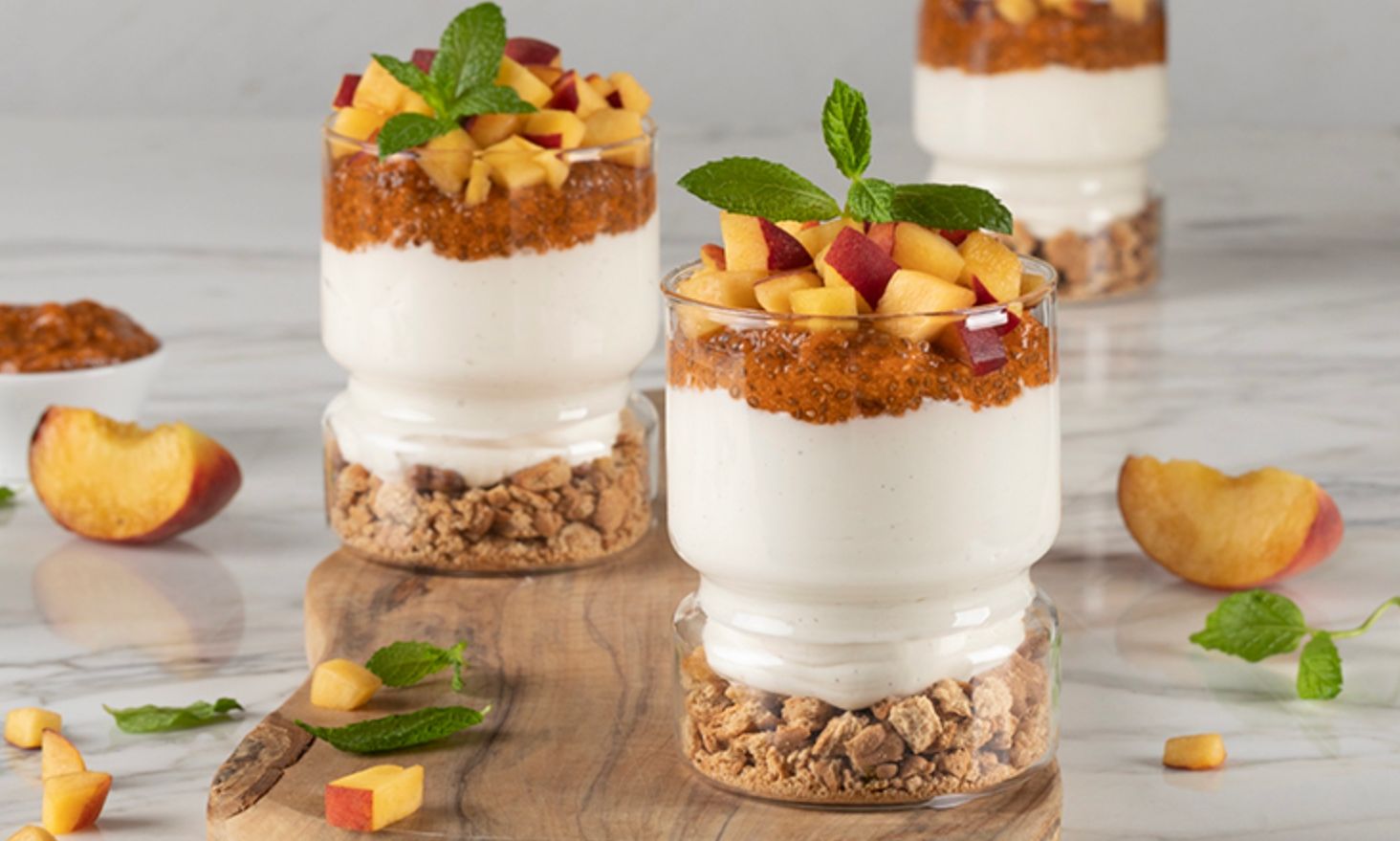 Ελαφρύ καλοκαιρινό επιδόρπιο από τον Άκη Πετρετζίκη - Light cheesecakes με μαρμελάδα ροδάκινο