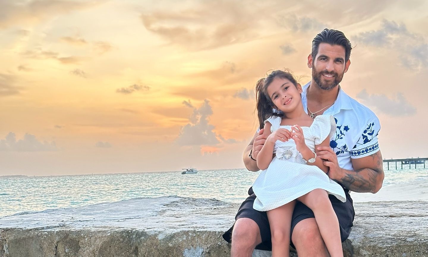 Ετεοκλής Παύλου: Η φώτο με την κόρη του στις Μαλβίδες χωρίς το πρόσθετο μέλος