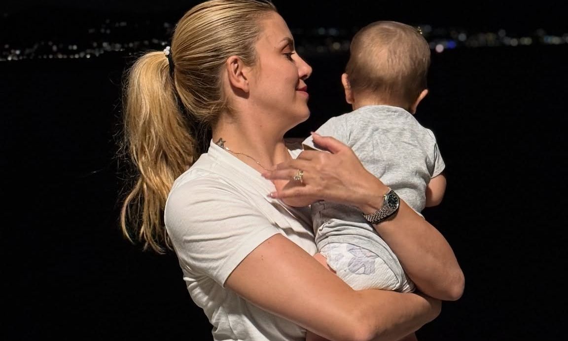 Φωτεινή Πετρογιάννη: Δείτε την να παίζει με τον γιο της – «Σωτήριο παιχνιδάκι»