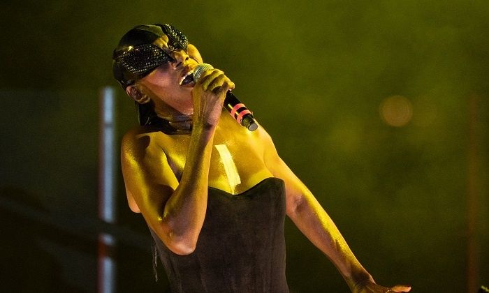 Grace Jones: Η 77χρονη ιέρεια της παγκόσμιας μουσικής σκηνής μάγεψε το κοινό στο Sani Festival 2025