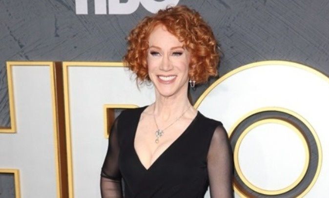 Η Κάθι Γκρίφιν για τη νέα επέμβασή της στο πρόσωπο: «Είμαι τόσο ματαιόδοξη»