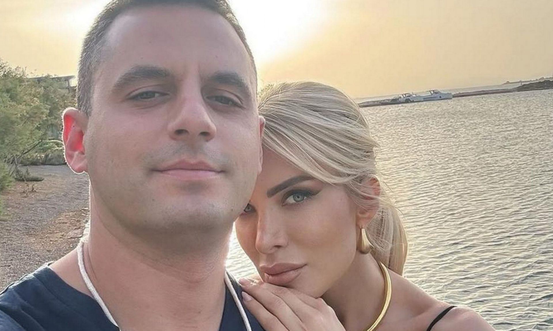 Κατερίνα Καινούργιου – Παναγιώτης Κουτσουμπής: Αγκαλιασμένοι με φόντο το ηλιοβασίλεμα στην Αντίπαρο