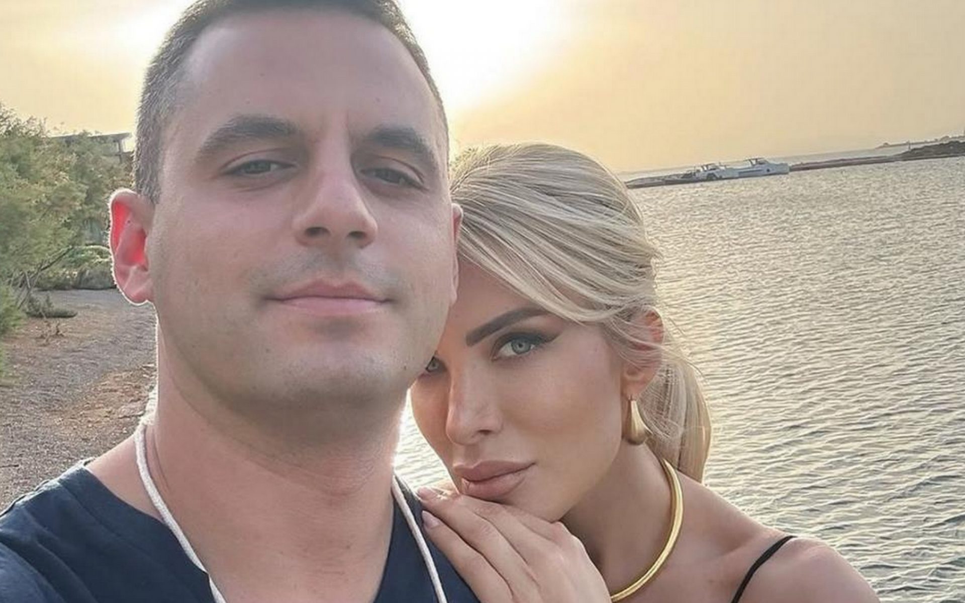 Κατερίνα Καινούργιου - Παναγιώτης Κουτσουμπής: Αγκαλιά στο ηλιοβασίλεμα μετά τις φήμες εγκυμοσύνης