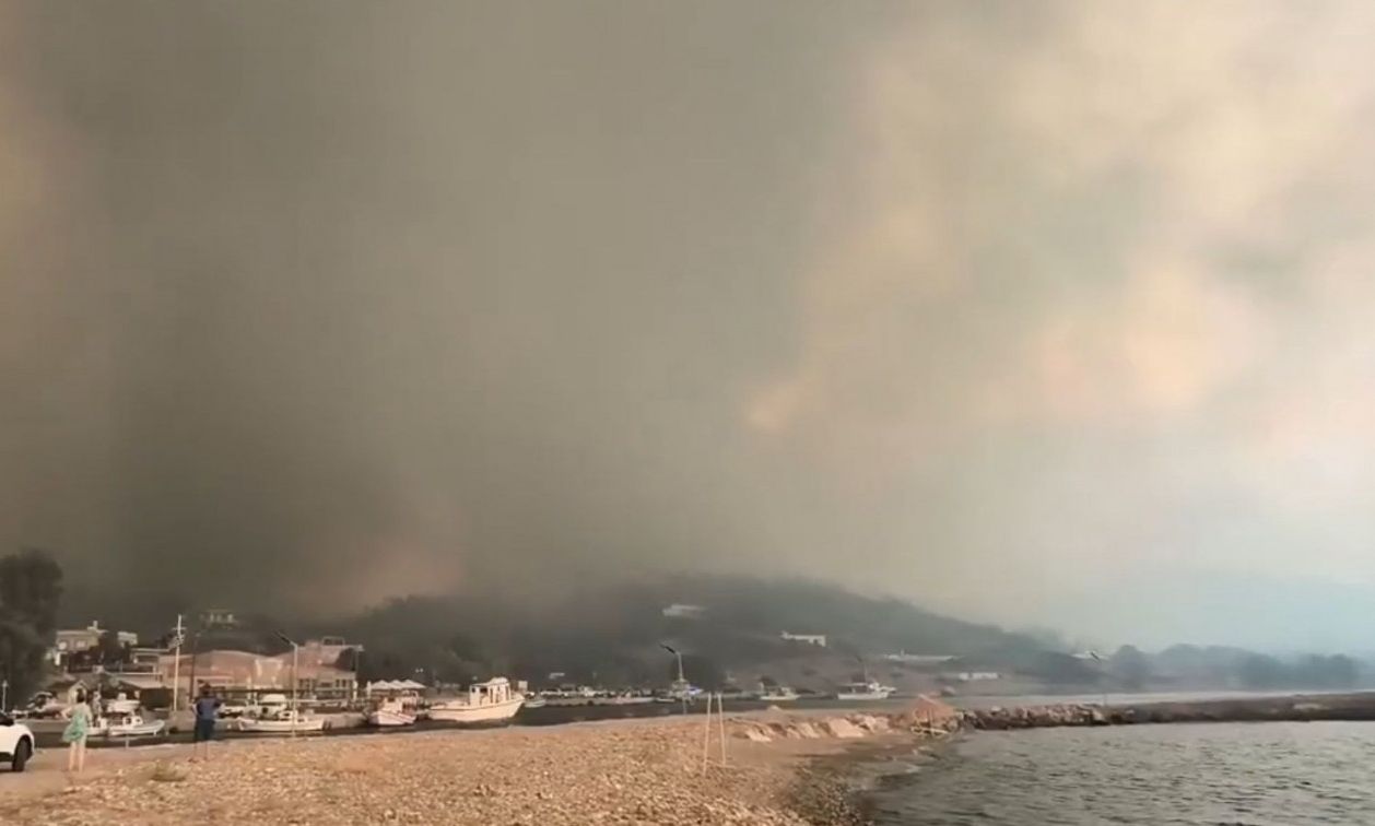 Φωτιά στη Χίο: Επιχείρηση διάσωσης πολιτών που εγκλωβίστηκαν σε παραλίες της Χίου