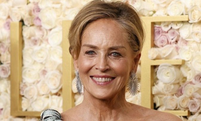 H Σάρον Στόουν έλαμψε στο κόκκινο χαλί του «Nobody 2» με τους γιους της