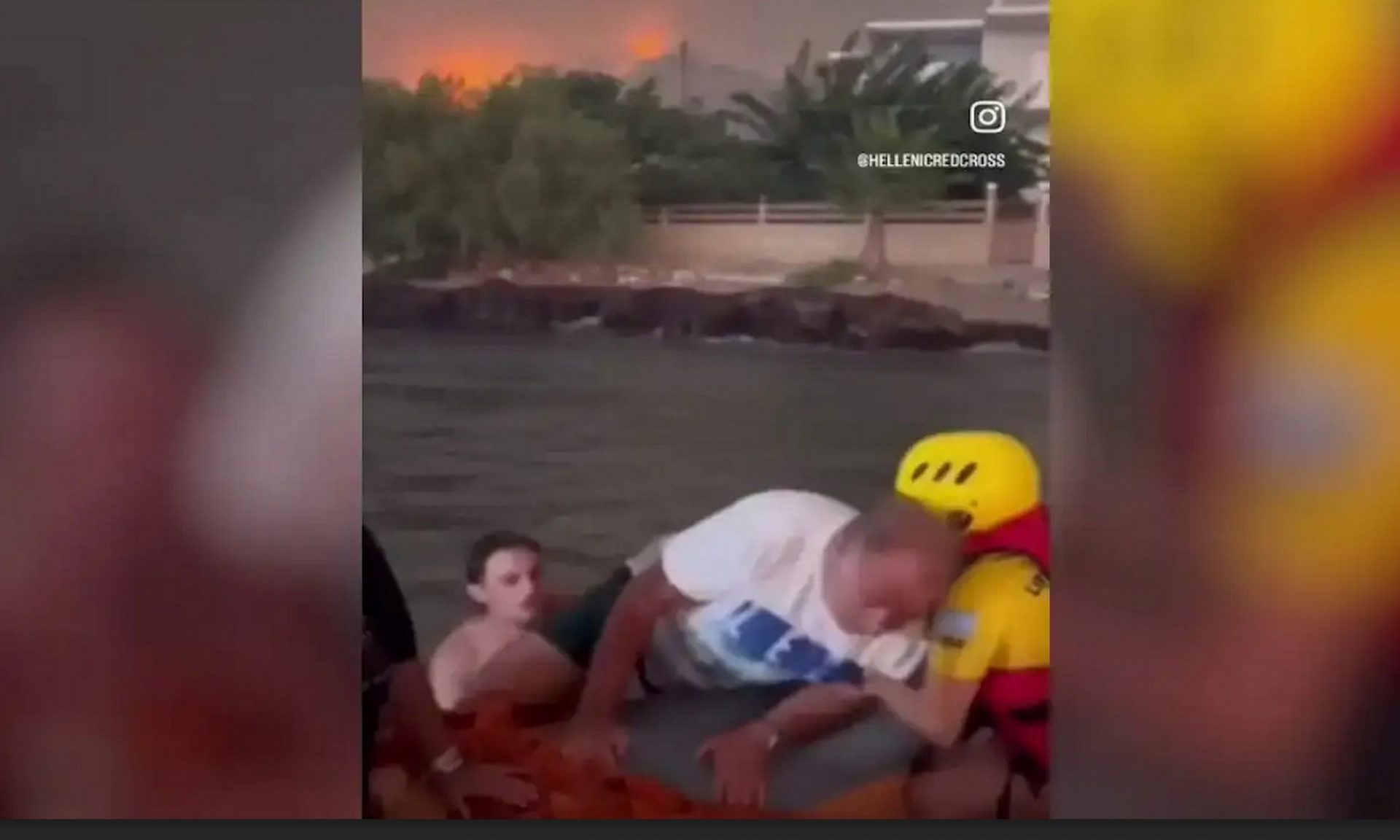 Φωτιά στην Αχαΐα: Εθελοντές του Ερυθρού Σταυρού σώζουν οικογένειες με διασωστική λέμβο