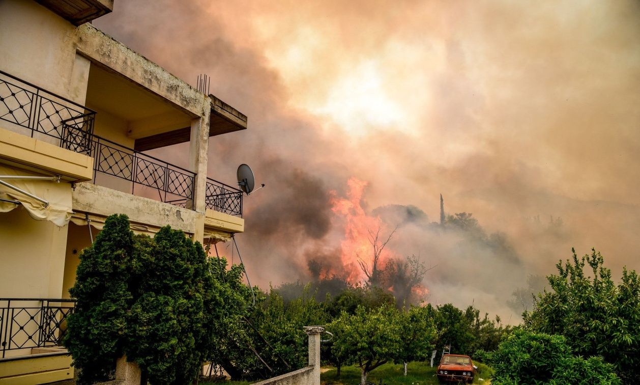 Η φωτιά στα προάστια της Πάτρας - Δύσκολες ώρες για Φιλιππιάδα και Χίο
