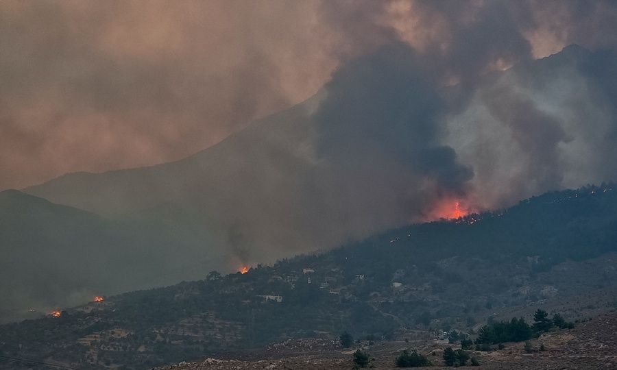Φωτιά στη Χίο: Παραμένει κρίσιμη η κατάσταση - Ολονύχτια αναμένεται η μάχη και απόψε στο νησί