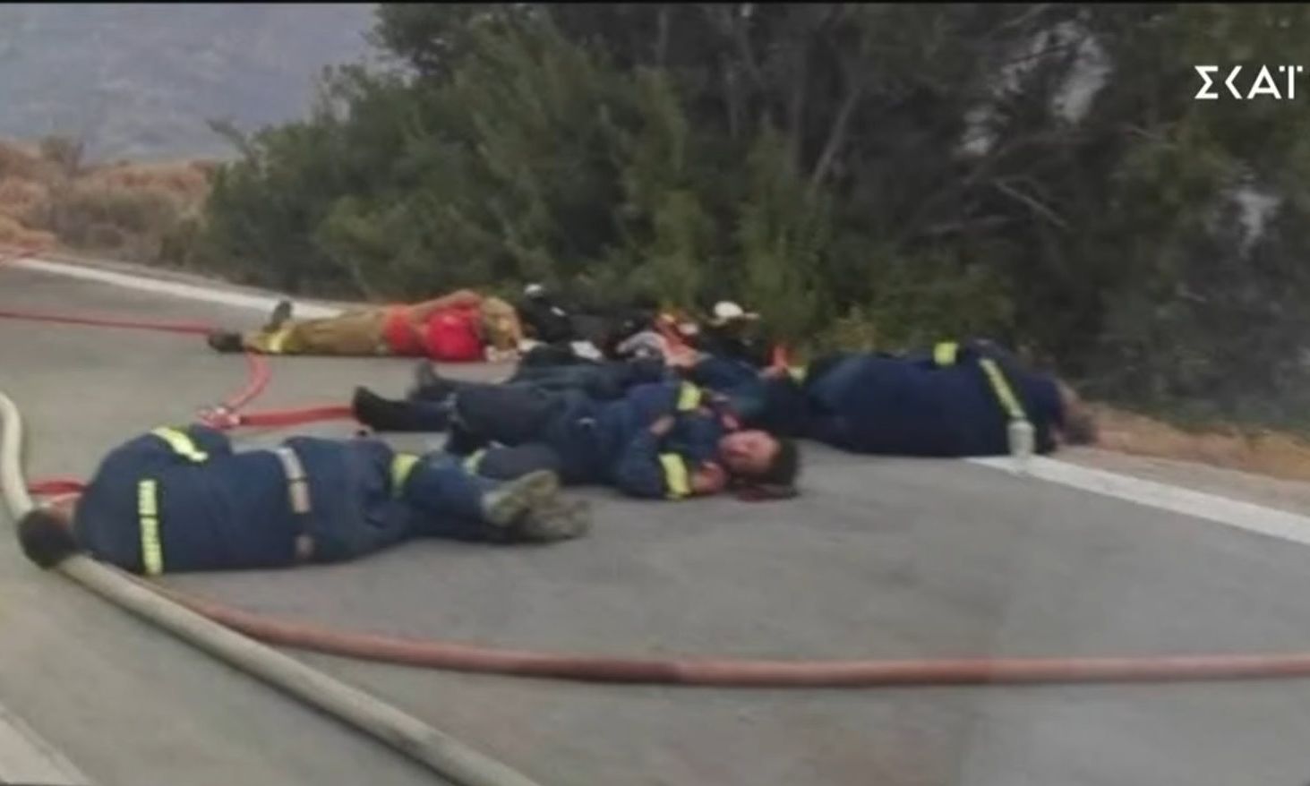 Η viral εικόνα που συγκλονίζει-Εξαντλημένοι πυροσβέστες, σωριάζονται στον δρόμο για να πάρουν δύναμη