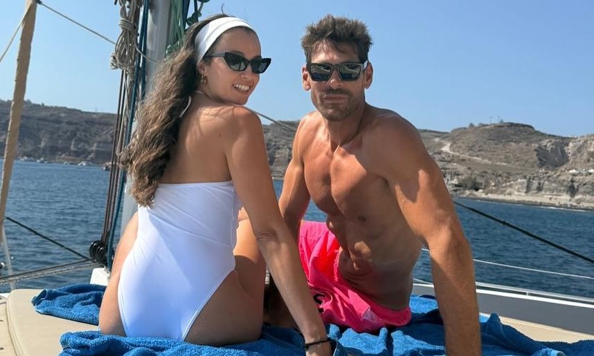 Γιάννης Σπαλιάρας: Ρομαντικές στιγμές με τη σύντροφο του, Αγγελική στη Σαντορίνη