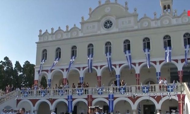 Στιγμές μεγάλης συγκίνησης στην Τήνο! Η έπαρση της ελληνικής σημαίας και οι εορτασμοί!