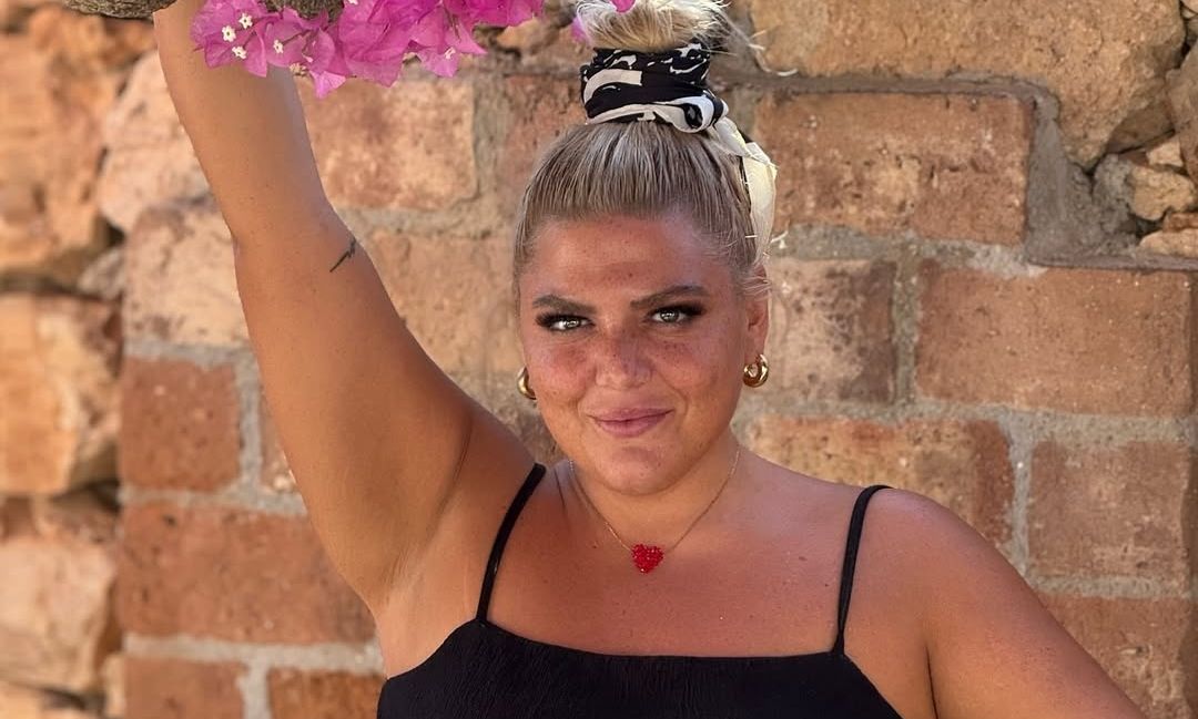 Δανάη Μπάρκα: Οι φωτογραφίες από τον Δεκαπενταύγουστο στη Σύρο και το μήνυμα που συγκίνησε!