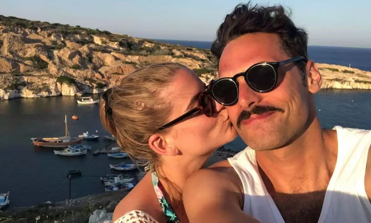 Παπαγεωργίου – Μιχαλάκη: Μαγικά καρέ από τις διακοπές τους στην Αμοργό με την 1,5 ετών κόρη τους