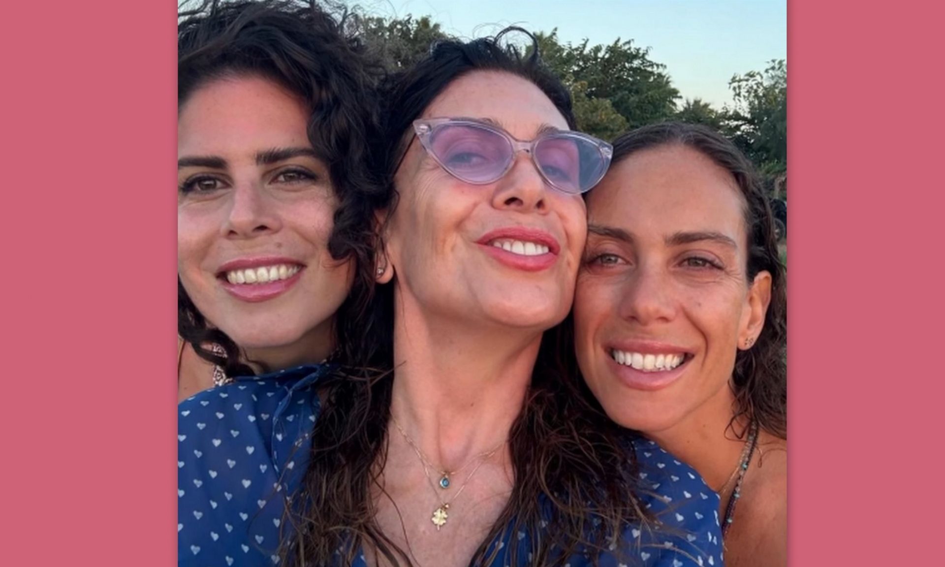 Κατερίνα Διδασκάλου: Ποζάρει με ασορτί μπικίνι (με κερασάκια) με τις 2 κόρες της στις διακοπές τους!