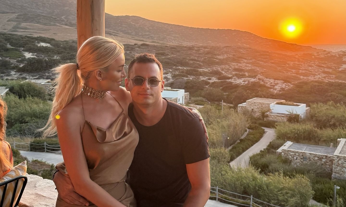 Παναγιώτης Κουτσουμπής: Χαμογελά στον φακό της Κατερίνας του σε ρομαντικό δείπνο τους στην Πάρο