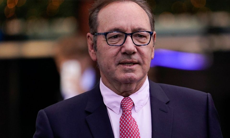 Ο Κέβιν Σπέισι επιστρέφει! Θα τραγουδήσει στην Κύπρο και τα εισιτήρια φτάνουν τα 1.300 ευρώ