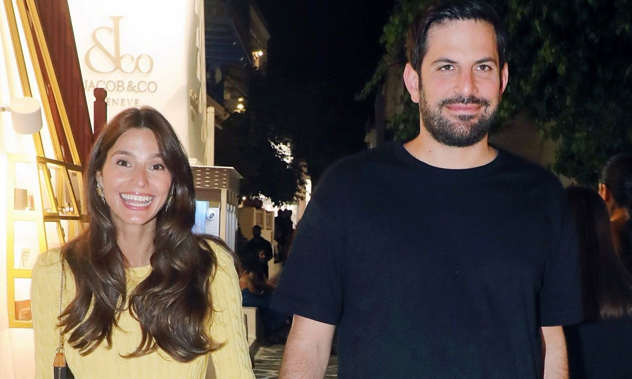 Ηλιάνα Παπαγεωργίου-Γιάννης Καραβασάνης: Περπατώντας χέρι χέρι στα Ματογιάννια της Μυκόνου!