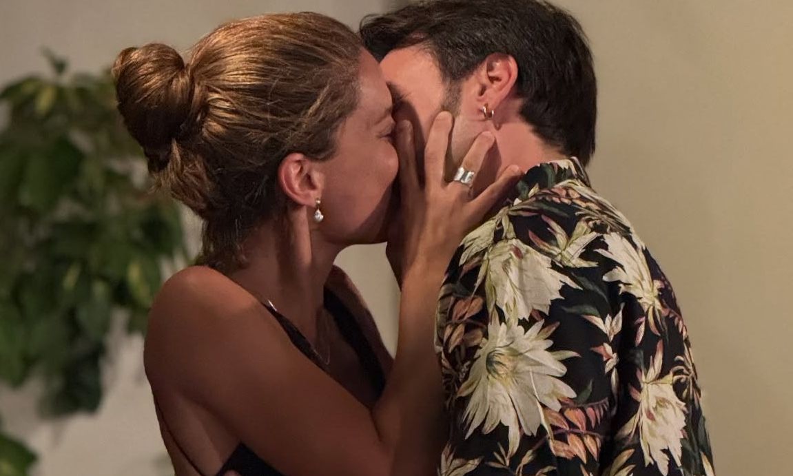 Ερωτεύτηκαν στα γυρίσματα και τώρα ζουν τον έρωτά τους στην Ικαρία