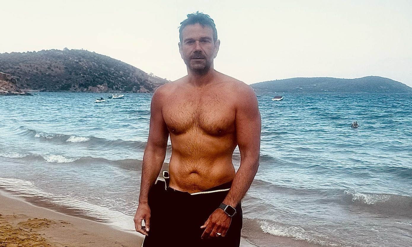 Τάσος Ιορδανίδης: Οι βουτιές με τα παιδιά στην Κάρυστο & η εντυπωσιακή αλλαγή στο σώμα του